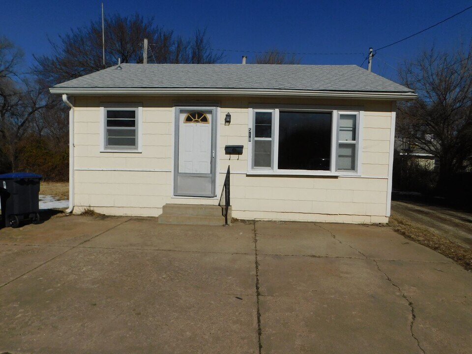 518 W 10th Ave in El Dorado, KS - Building Photo