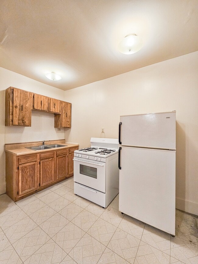 1100 W Roscoe St, Unit 16 in Chicago, IL - Building Photo - Building Photo