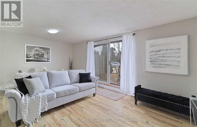 1016 Falgarwood Dr in Oakville, ON - Building Photo - Building Photo