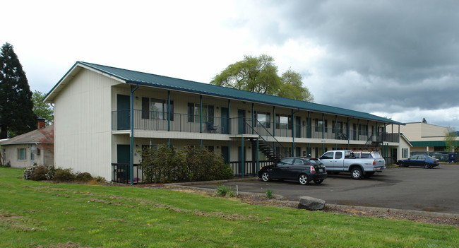 2057 S 7th St in Lebanon, OR - Building Photo - Building Photo