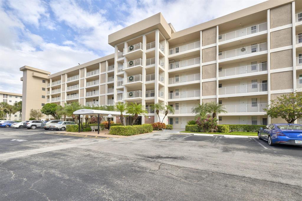 2851 S Palm Aire Dr, Unit 407 in Pompano Beach, FL - Building Photo