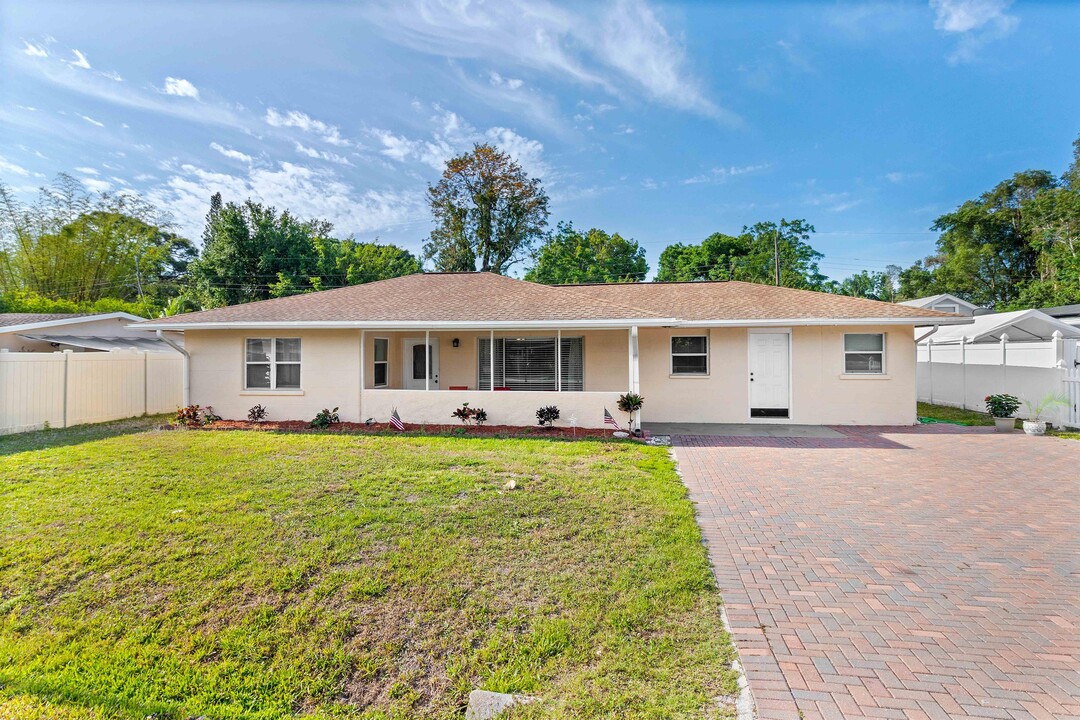 2108 Outer Dr in Sarasota, FL - Building Photo