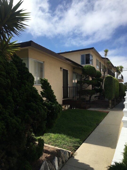 7832 W Manchester Ave in Playa Del Rey, CA - Building Photo