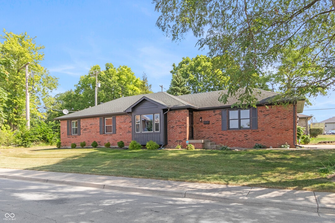 110 1st St SE in Carmel, IN - Building Photo