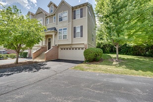 3355 Kentshire Cir in Aurora, IL - Building Photo