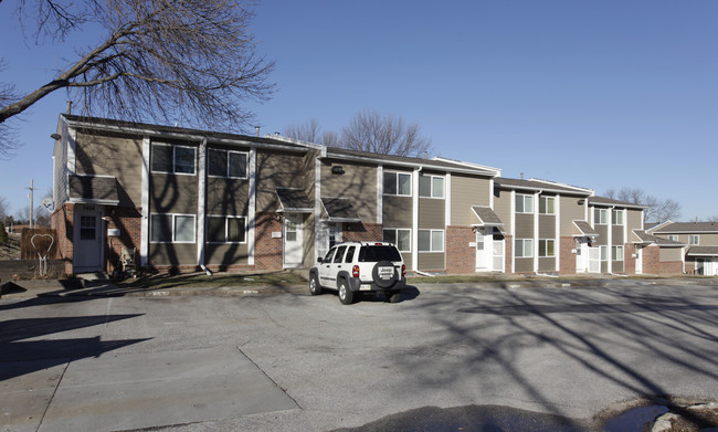 Crestview Village Apartments in La Vista, NE - Foto de edificio - Building Photo