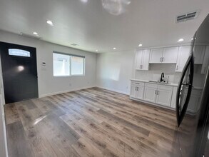 7718 N Glenoaks Blvd in Burbank, CA - Foto de edificio - Building Photo