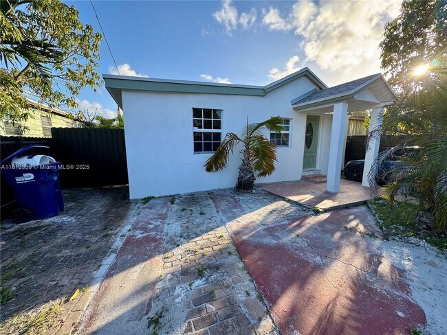 2326 NW 59th St in Miami, FL - Building Photo - Building Photo