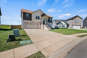 355 Dugger Dr in Clarksville, TN - Foto de edificio - Building Photo