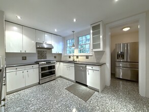 7 Greenway N in Queens, NY - Building Photo - Building Photo