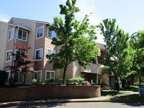 16932 SE Powell Blvd in Portland, OR - Building Photo - Building Photo