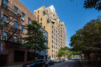 180 W Houston St in New York, NY - Building Photo - Building Photo