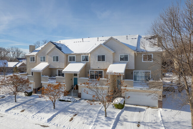 328-342 Brickyard Dr in Chaska, MN - Building Photo - Building Photo