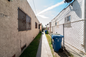 1171 E 64th St in Los Angeles, CA - Building Photo - Building Photo