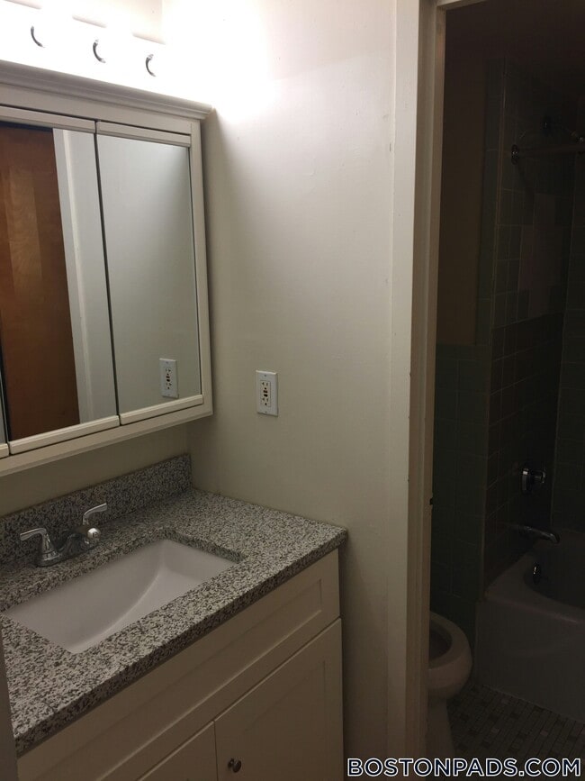 1110 Commonwealth Ave, Unit 617 in Boston, MA - Foto de edificio - Building Photo