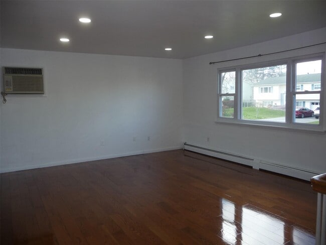 111 Rolling Meadows Rd in Middletown, NY - Foto de edificio - Building Photo