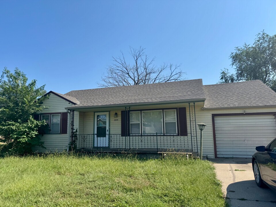 209 SW 7th St in Newton, KS - Building Photo