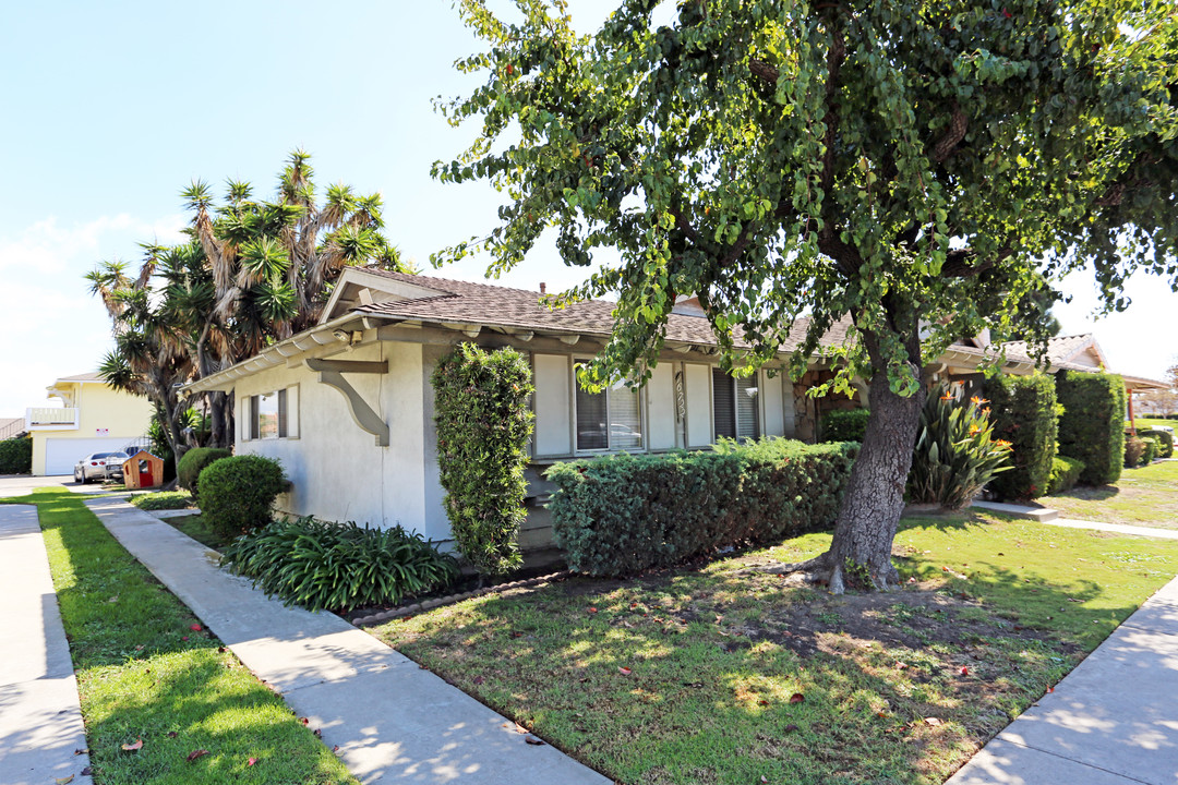 16722 Goldenwest St in Huntington Beach, CA - Building Photo