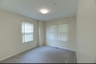 6942 Malachite Pl in Capitol Heights, MD - Foto de edificio - Building Photo