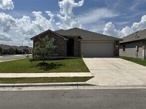 332 Harvest Crk Dr in Uhland, TX - Building Photo - Building Photo