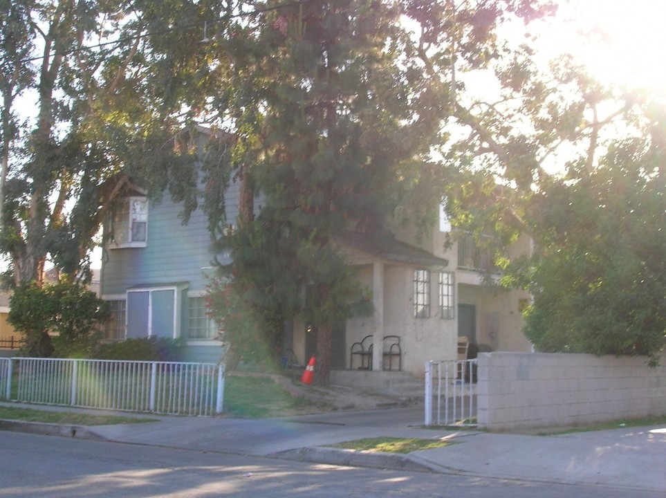 11251 Wright Rd in Lynwood, CA - Foto de edificio