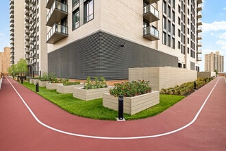 Sky Three in Brooklyn, NY - Foto de edificio - Building Photo