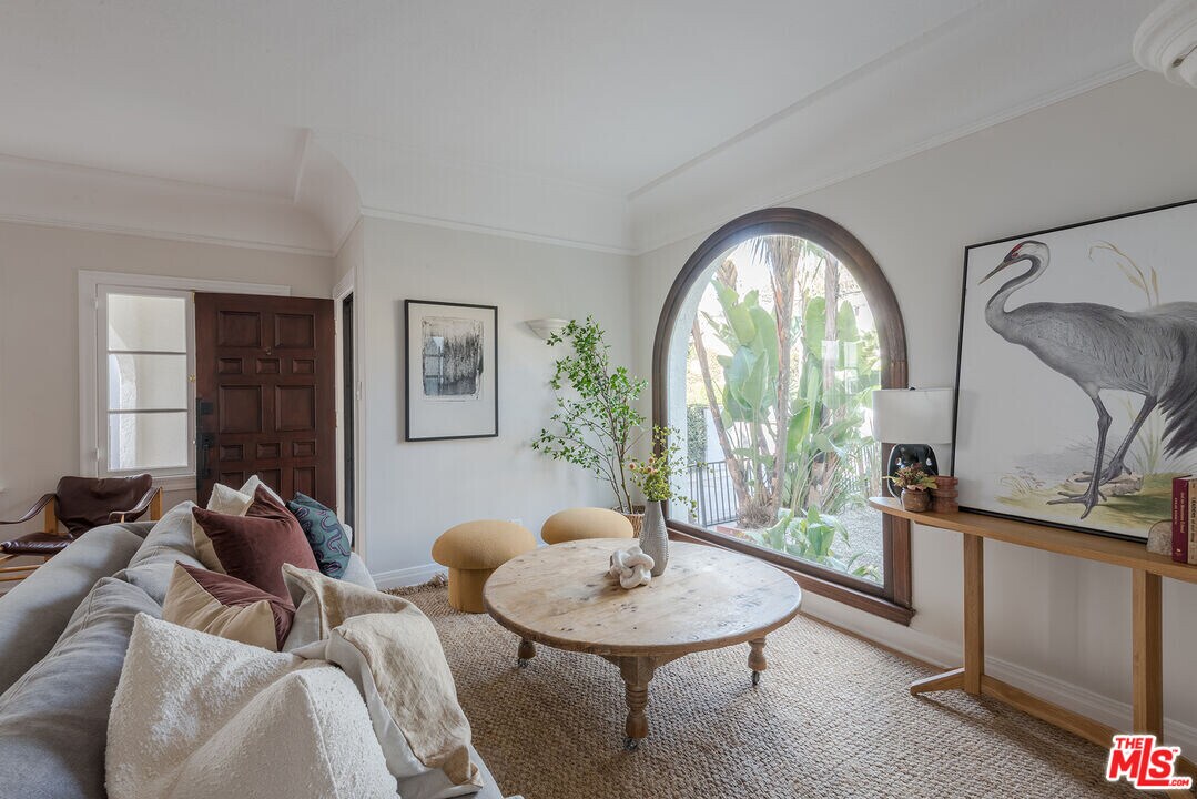 7464 Hollywood Blvd in Los Angeles, CA - Building Photo