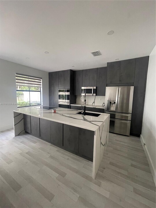 10409 W 32nd Ln in Hialeah, FL - Foto de edificio