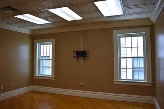 270 Pleasant St, Unit 2nd floor in Northampton, MA - Foto de edificio - Building Photo
