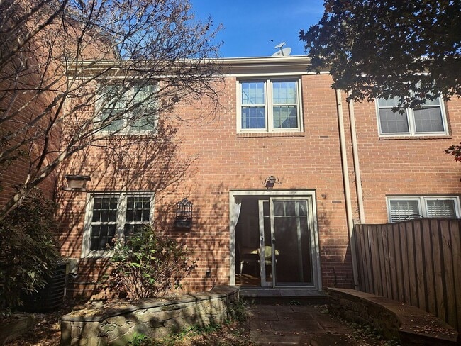 6651 Midhill Pl in Falls Church, VA - Building Photo - Building Photo