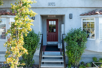 1072 Laguna Ave in Los Angeles, CA - Building Photo - Building Photo