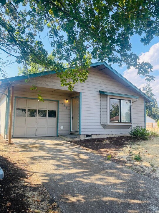 750 Manor Way in Lebanon, OR - Building Photo