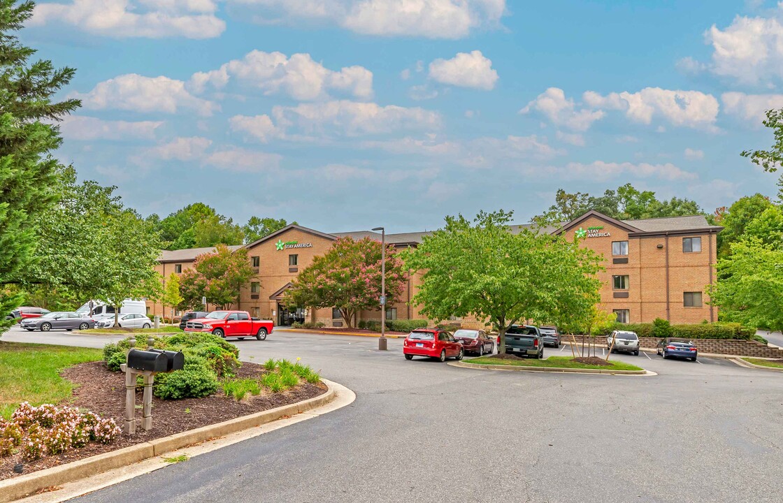 10060 W Broad St in Glen Allen, VA - Building Photo