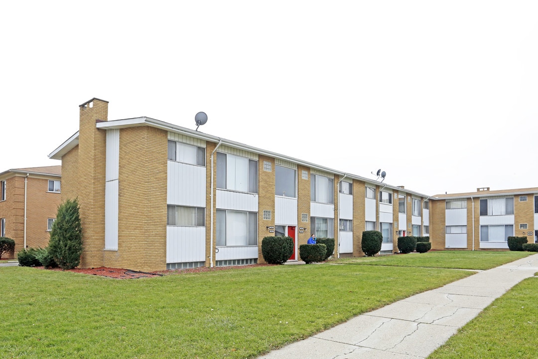 Royal Green Apartments in Warren, MI - Building Photo