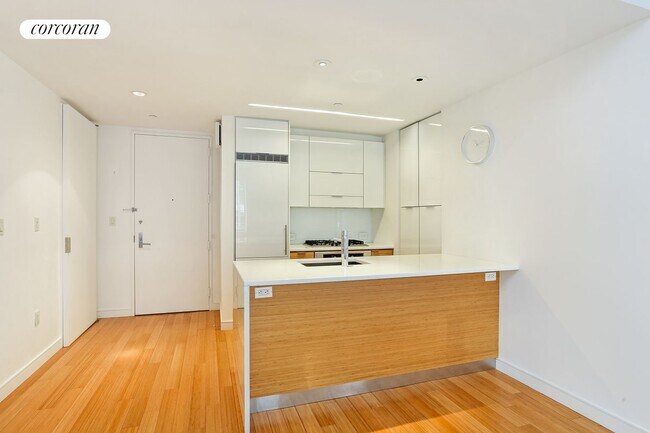 303 E 33rd St in New York, NY - Building Photo - Building Photo