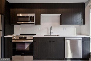 3449 Scotts Ln, Unit A406 in Philadelphia, PA - Building Photo