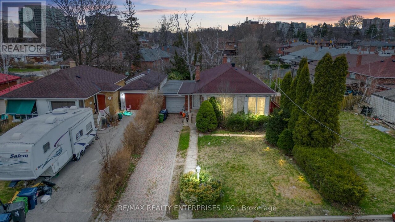 3 Dallyn Cres in Toronto, ON - Building Photo