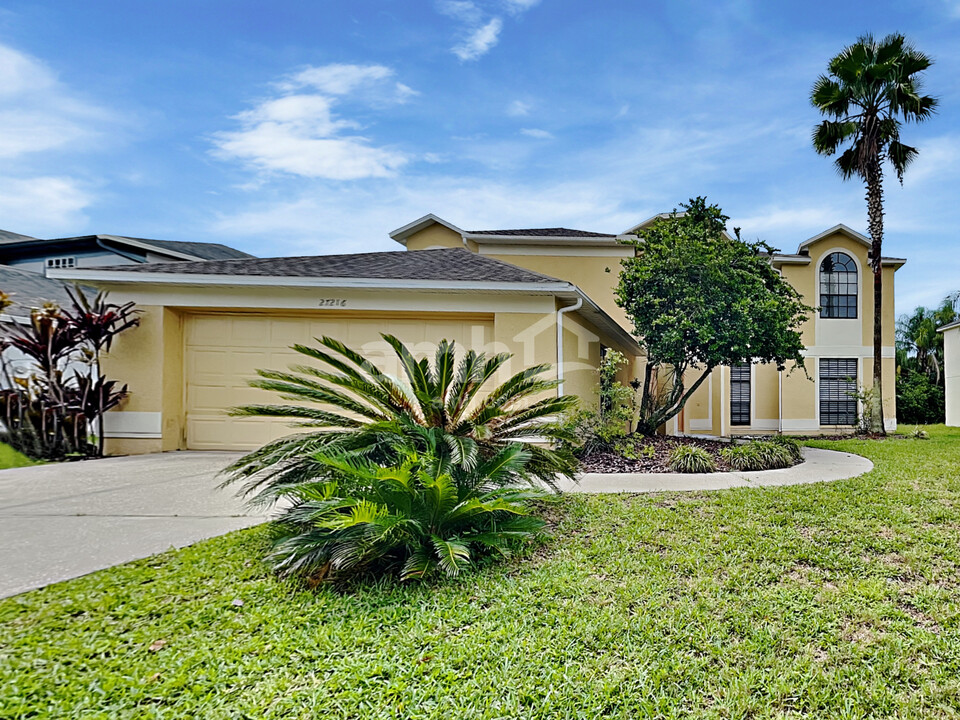 27216 Coral Springs Dr in Wesley Chapel, FL - Foto de edificio