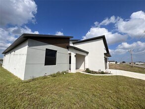 133 Diplomat Pkwy E in Cape Coral, FL - Foto de edificio - Building Photo
