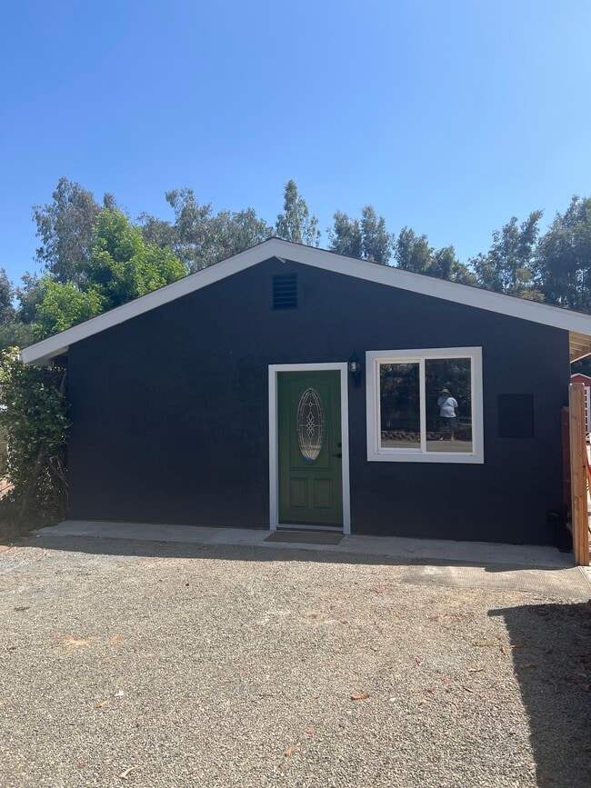 2249 N Nutmeg St, Unit 2249 A in Escondido, CA - Foto de edificio - Building Photo
