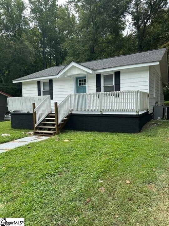 8 Hollywood St in Inman, SC - Building Photo