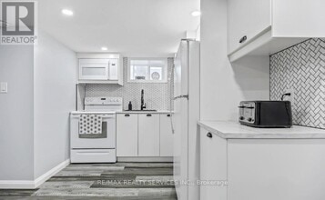 3 Mary St E in St Thomas, ON - Building Photo - Building Photo