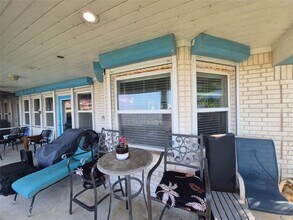 402 1/2 Avenue A in Dickinson, TX - Foto de edificio - Building Photo