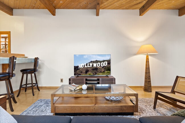 3034 Valevista Trl in Los Angeles, CA - Foto de edificio - Building Photo