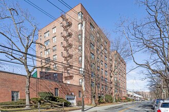 Park Crest in Yonkers, NY - Building Photo - Building Photo