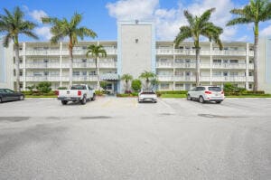 4014 Yarmouth E in Boca Raton, FL - Building Photo - Building Photo