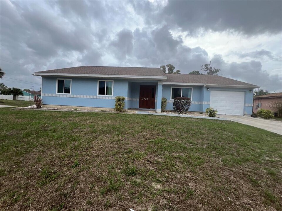 3703 Suburban Ln in North Port, FL - Building Photo
