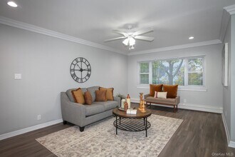 92 S Clinton Ave in Bay Shore, NY - Foto de edificio - Building Photo