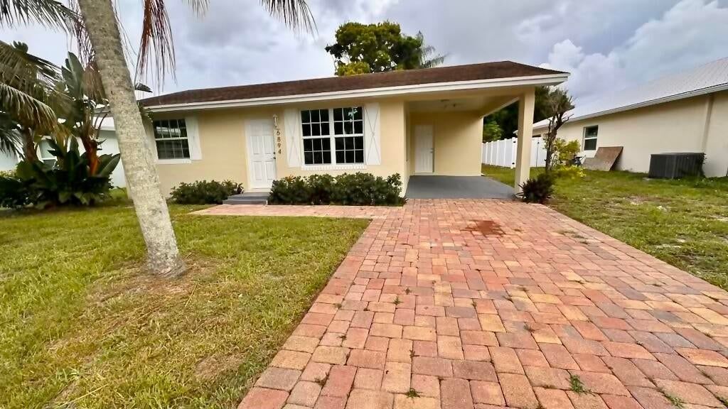 6894 3rd St in Jupiter, FL - Building Photo