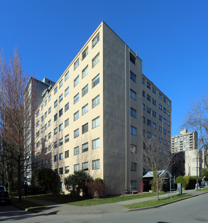 St James Court in Vancouver, BC - Building Photo